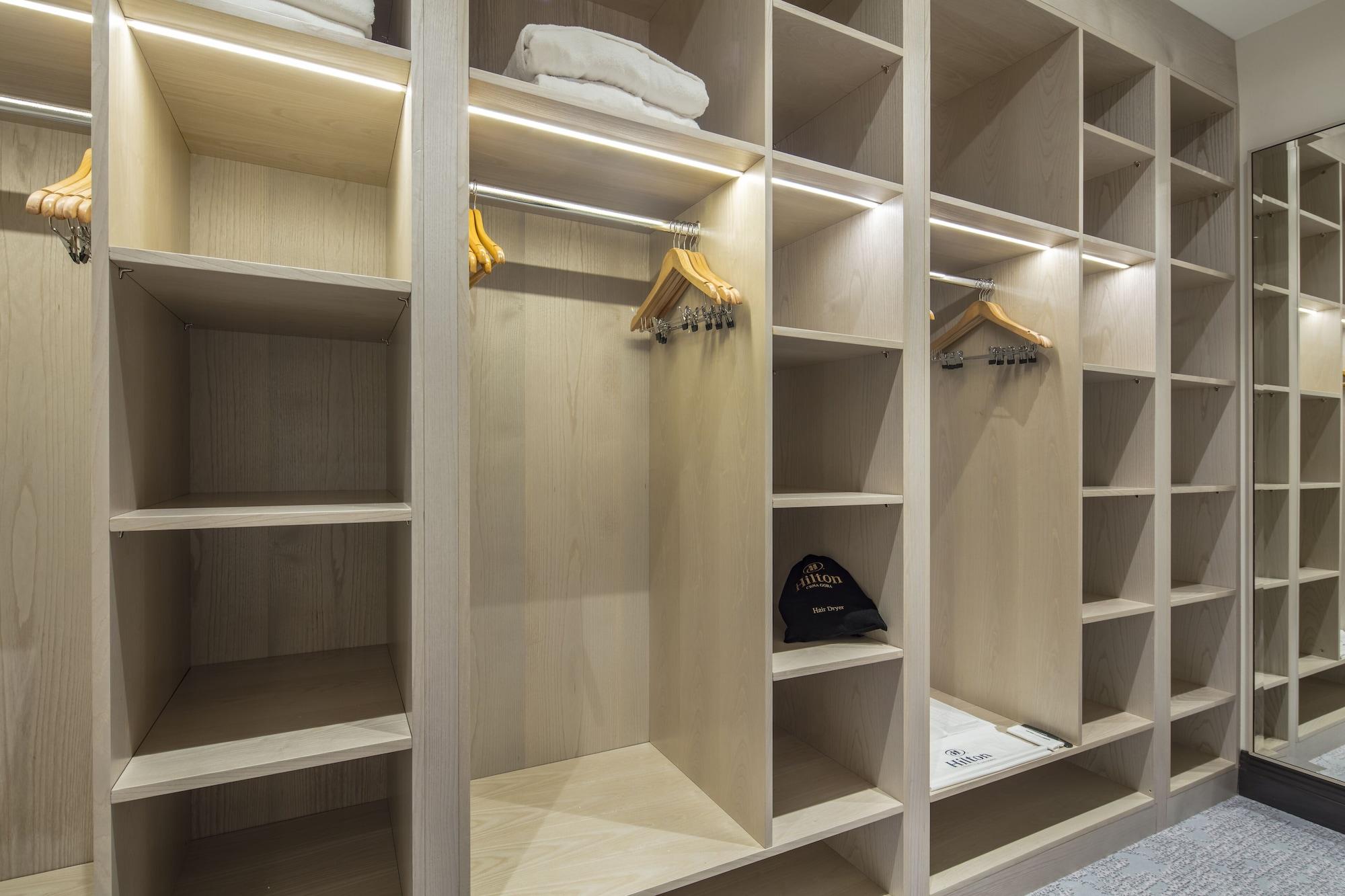 Hotel Hilton Podgorica Crna Gora Exterior foto A walk-in wardrobe