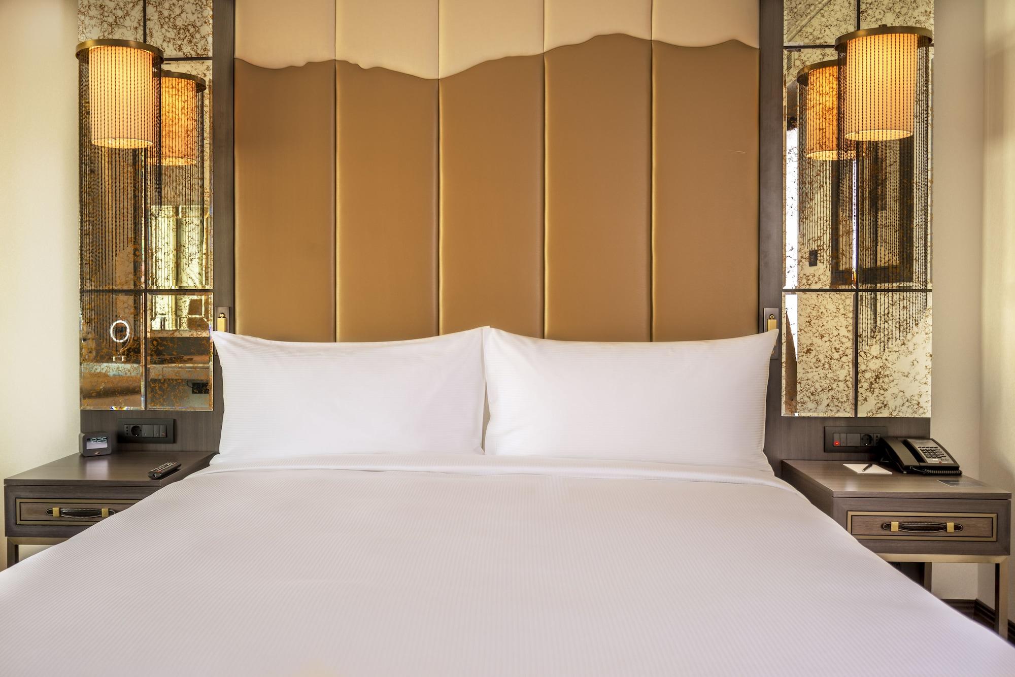 Hotel Hilton Podgorica Crna Gora Exterior foto A bed with two pillows