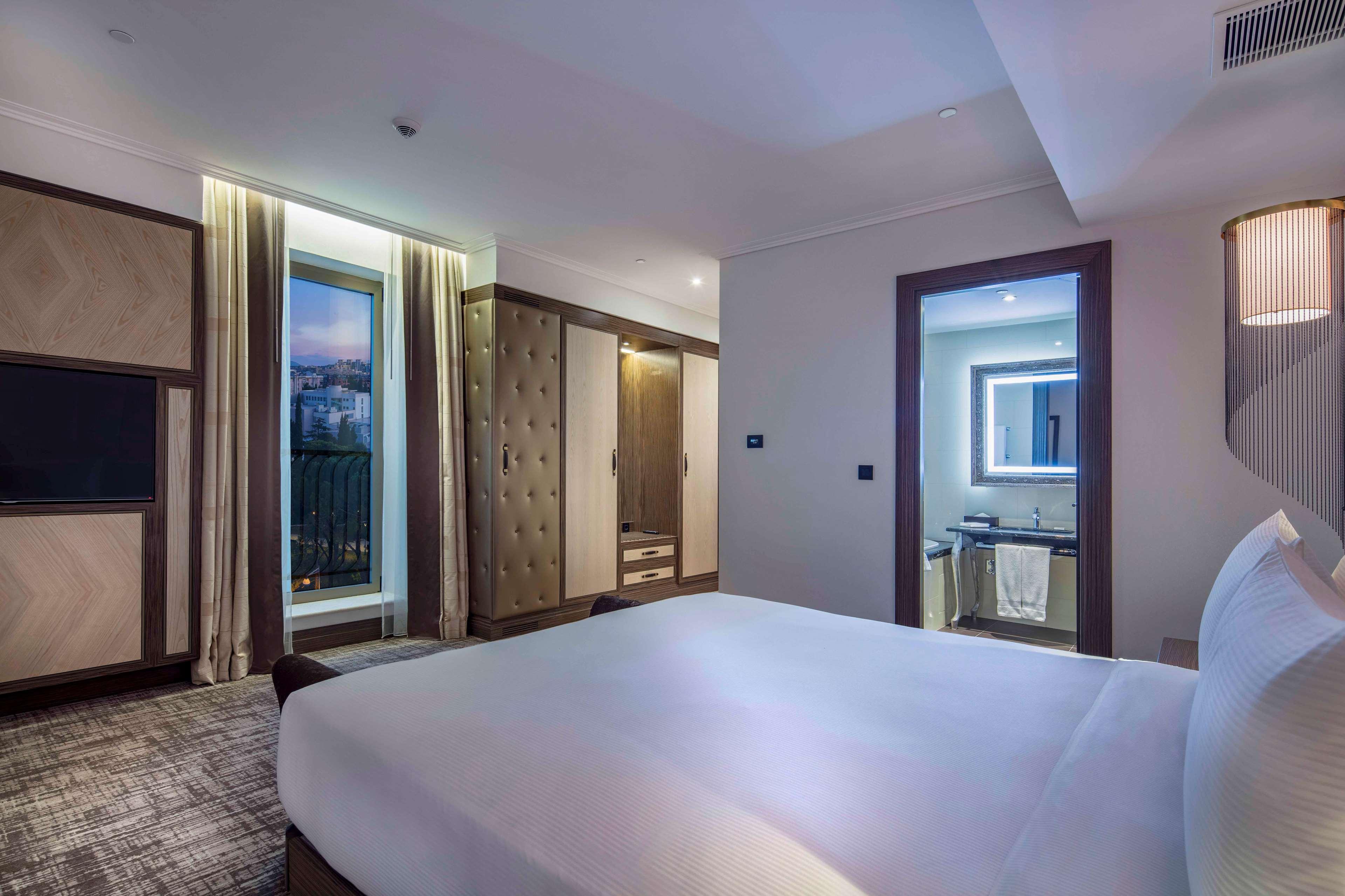 Hotel Hilton Podgorica Crna Gora Exterior foto A bedroom at the hotel