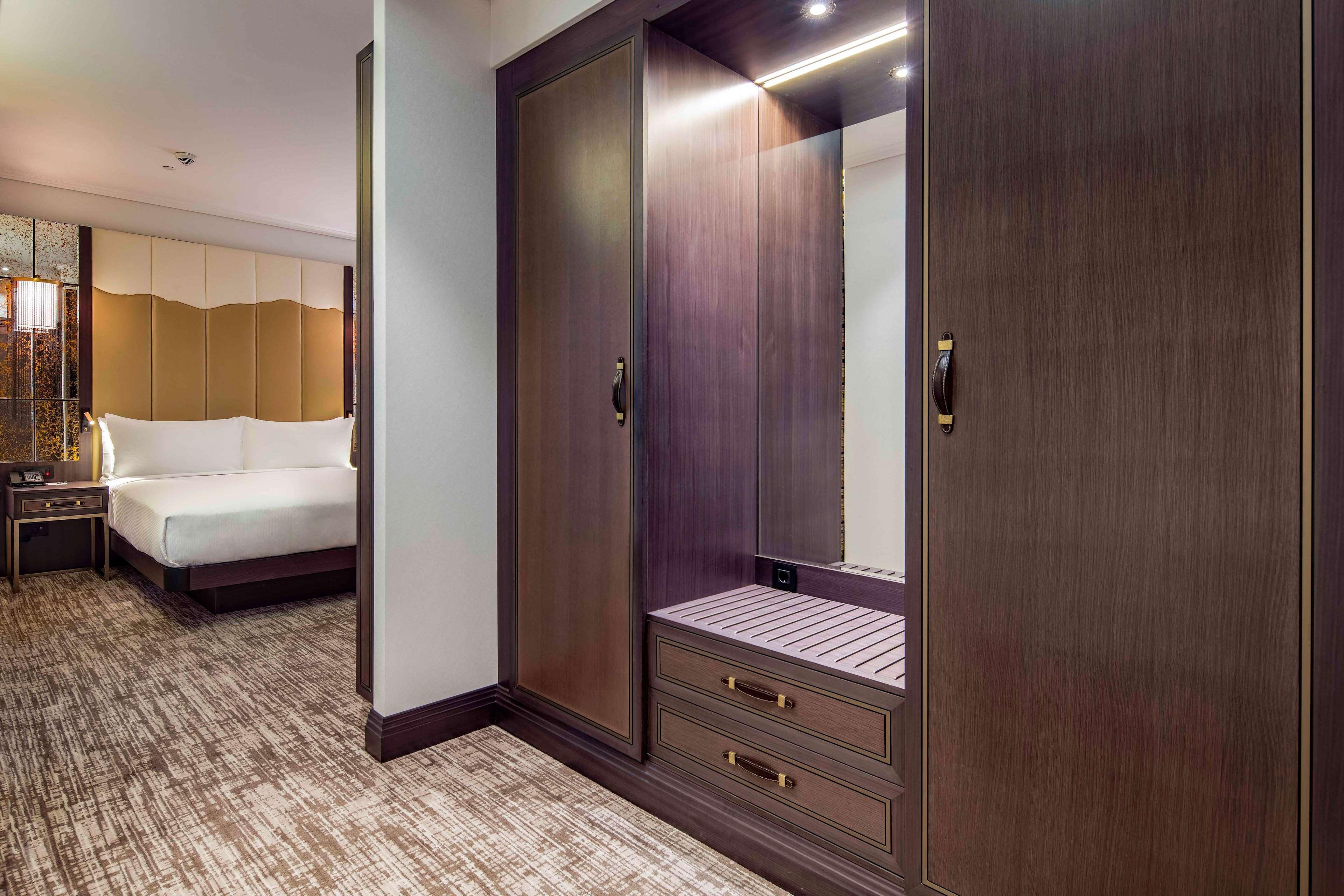 Hotel Hilton Podgorica Crna Gora Exterior foto A sliding wardrobe