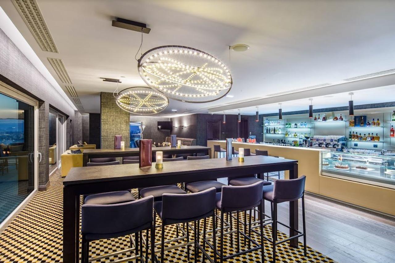 Hotel Hilton Podgorica Crna Gora Exterior foto The lounge at London Heathrow Airport