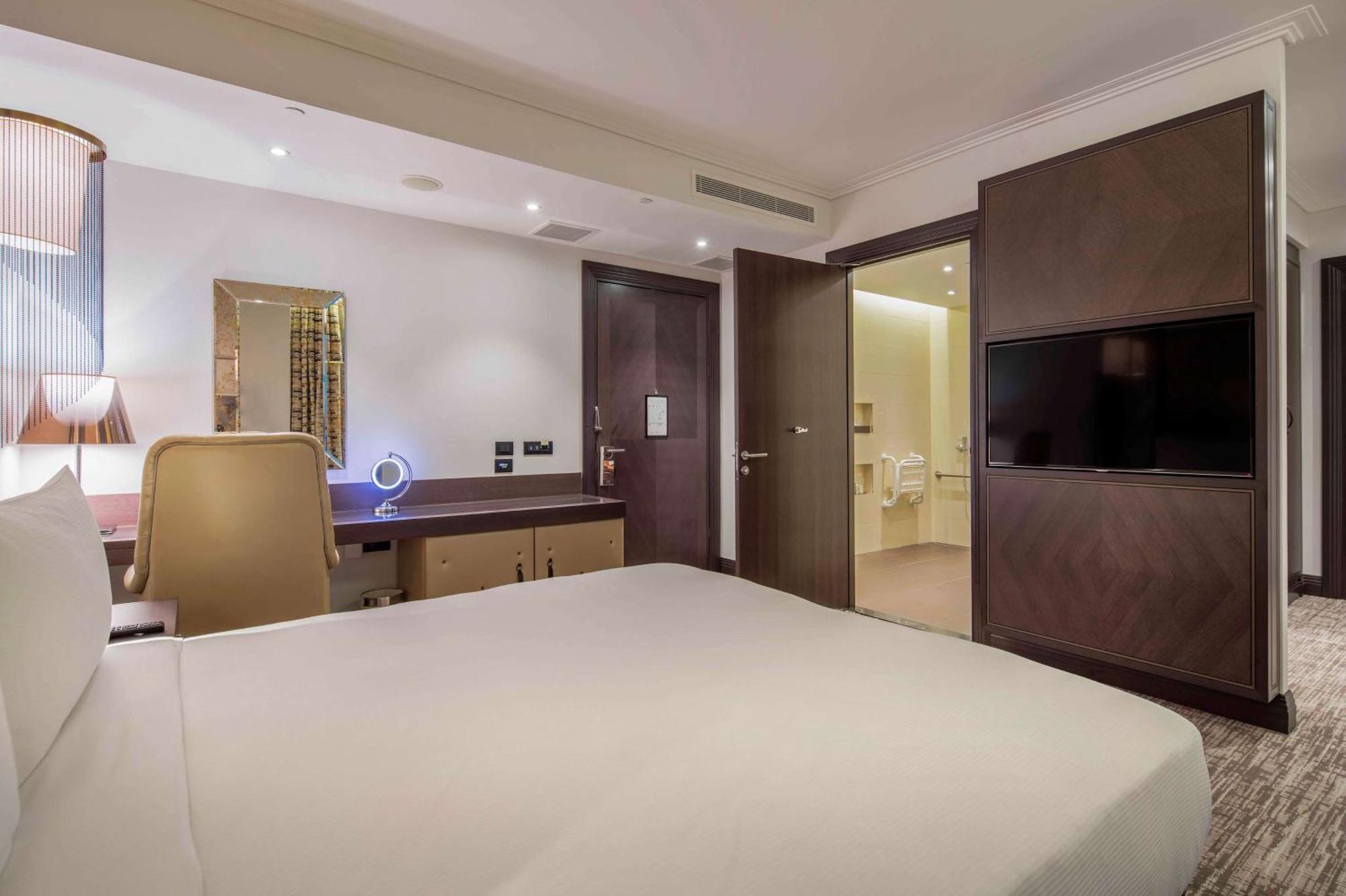 Hotel Hilton Podgorica Crna Gora Exterior foto A bedroom at the hotel
