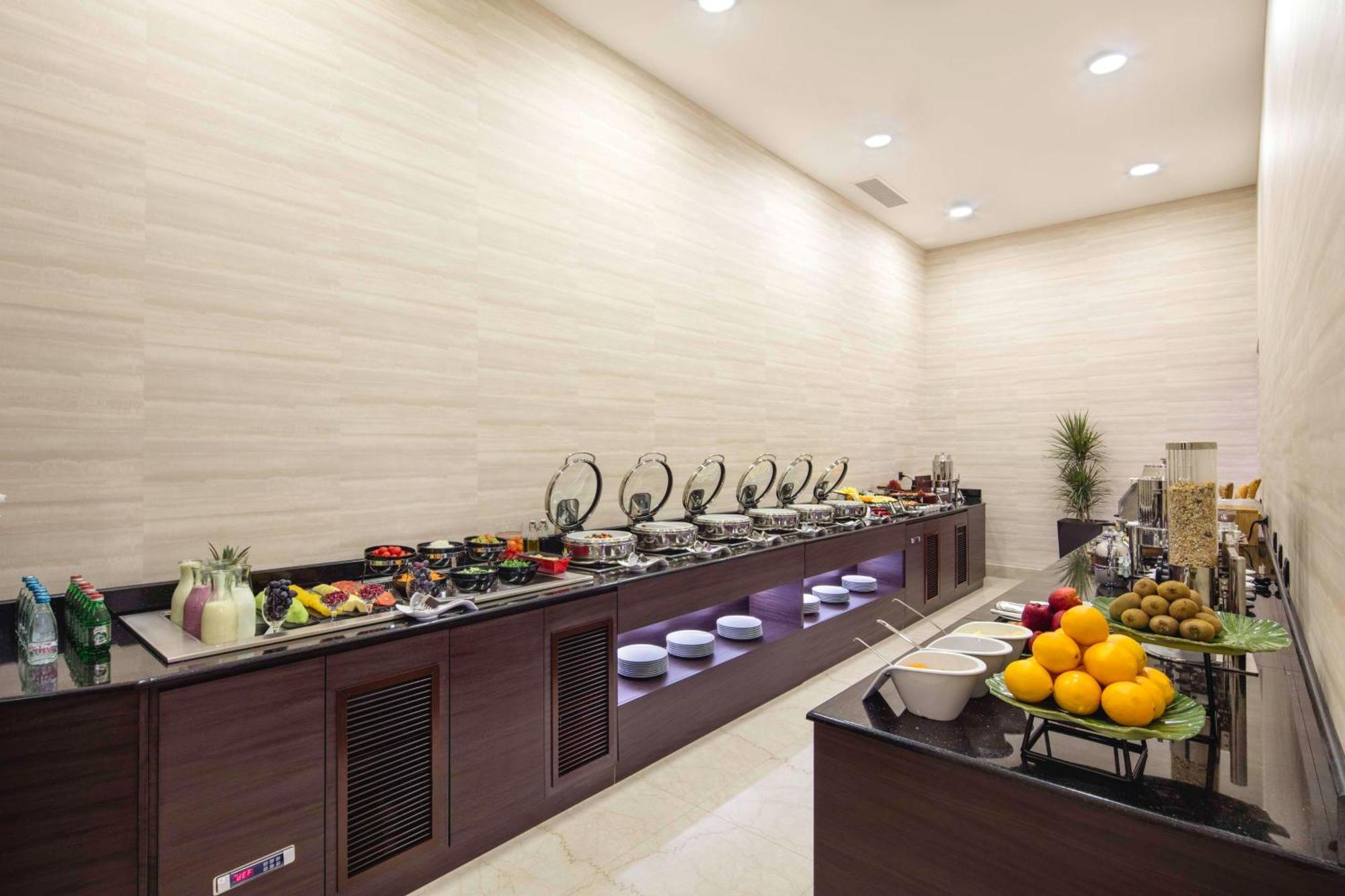 Hotel Hilton Podgorica Crna Gora Exterior foto A buffet at a hotel