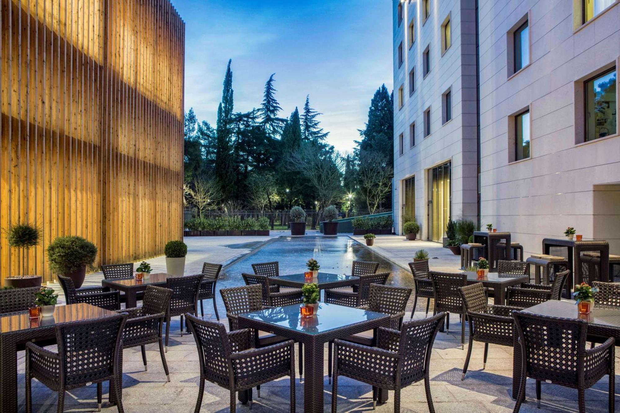 Hotel Hilton Podgorica Crna Gora Exterior foto The hotel's courtyard