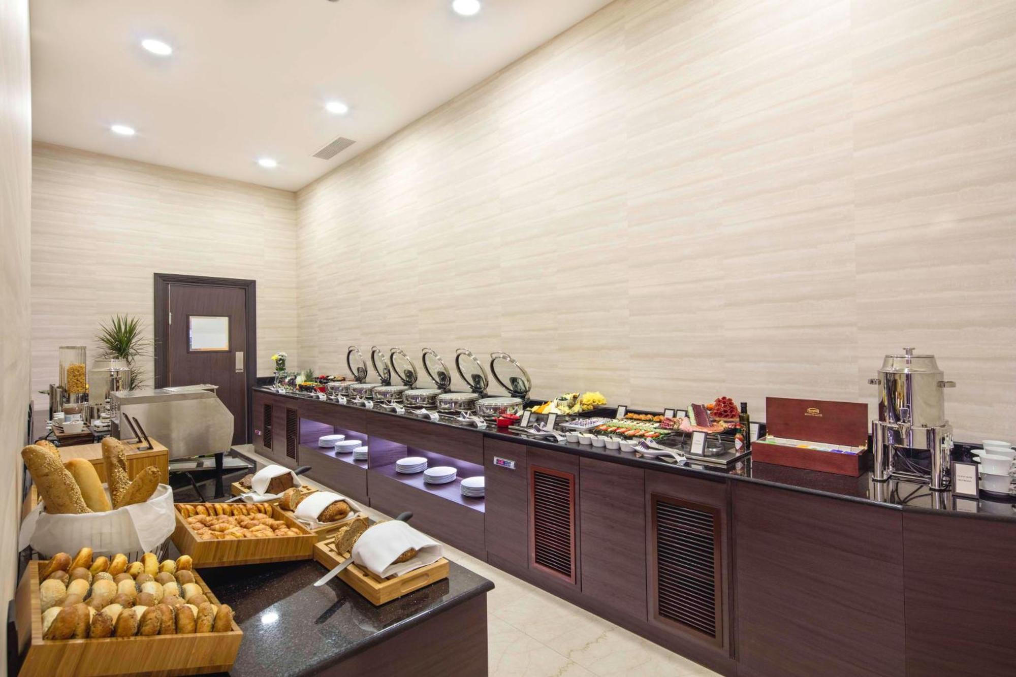Hotel Hilton Podgorica Crna Gora Exterior foto A buffet at a hotel